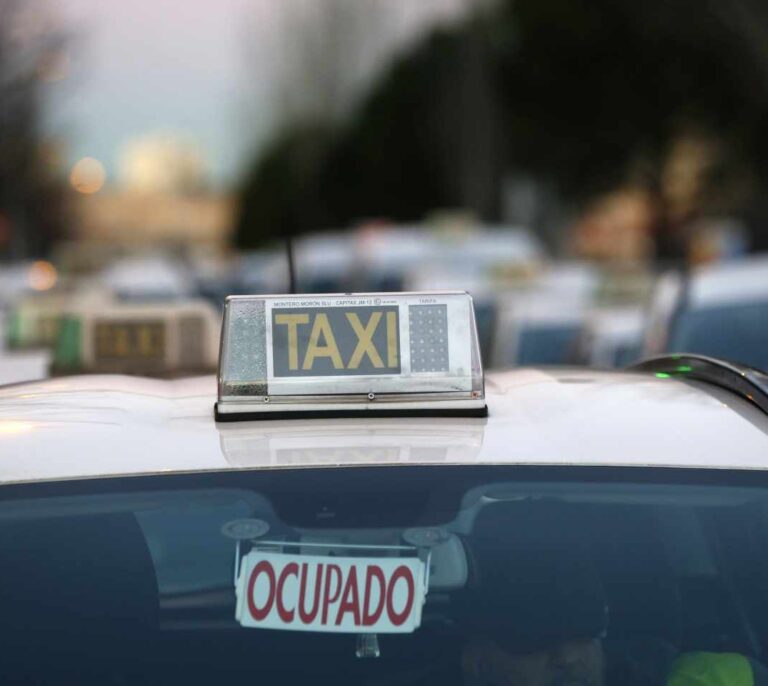 Un centenar de taxistas bloquea la entrada del cementerio de la Almudena en la quinta jornada de huelga