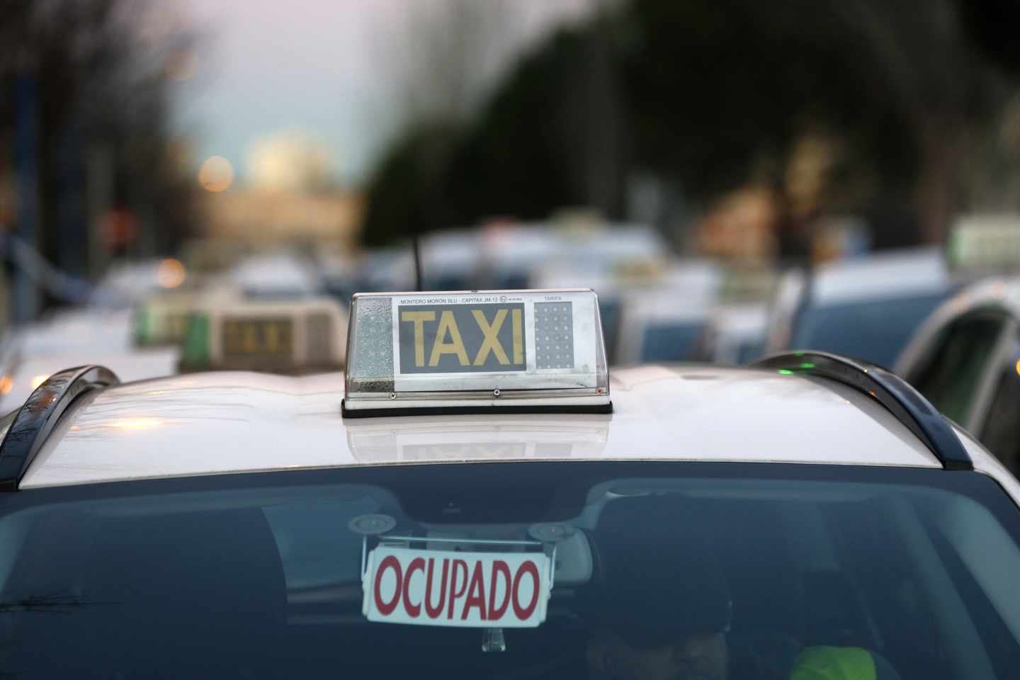 Un centenar de taxistas bloquea la entrada del cementerio de la Almudena en la quinta jornada de huelga