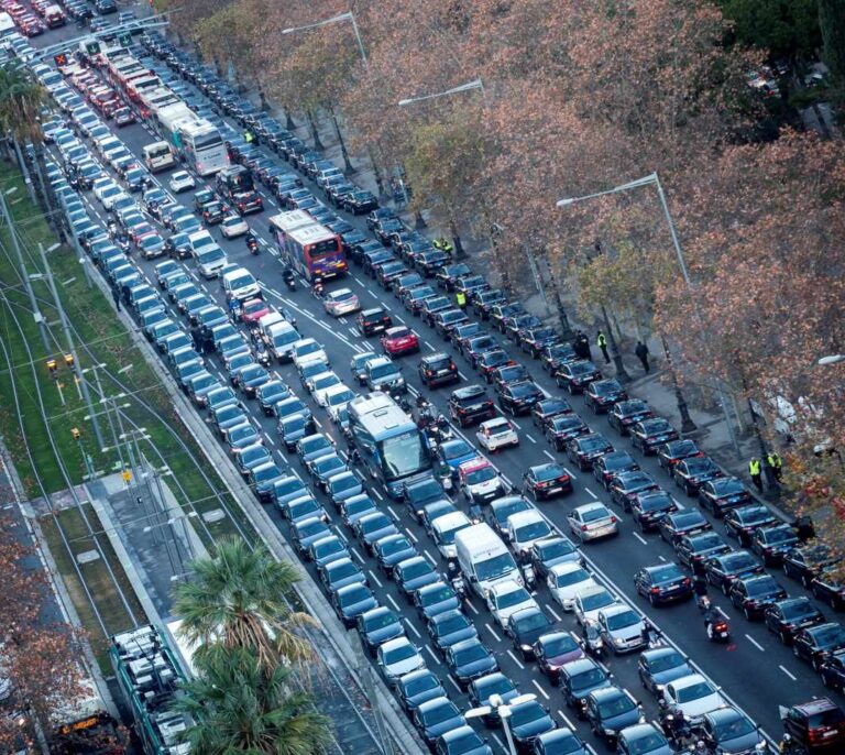 Seguimiento masivo de la huelga del taxi en Madrid y Barcelona