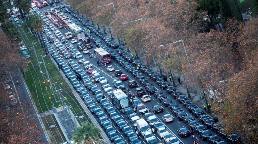 Los vehículos VTC colapsan la Diagonal de Barcelona.