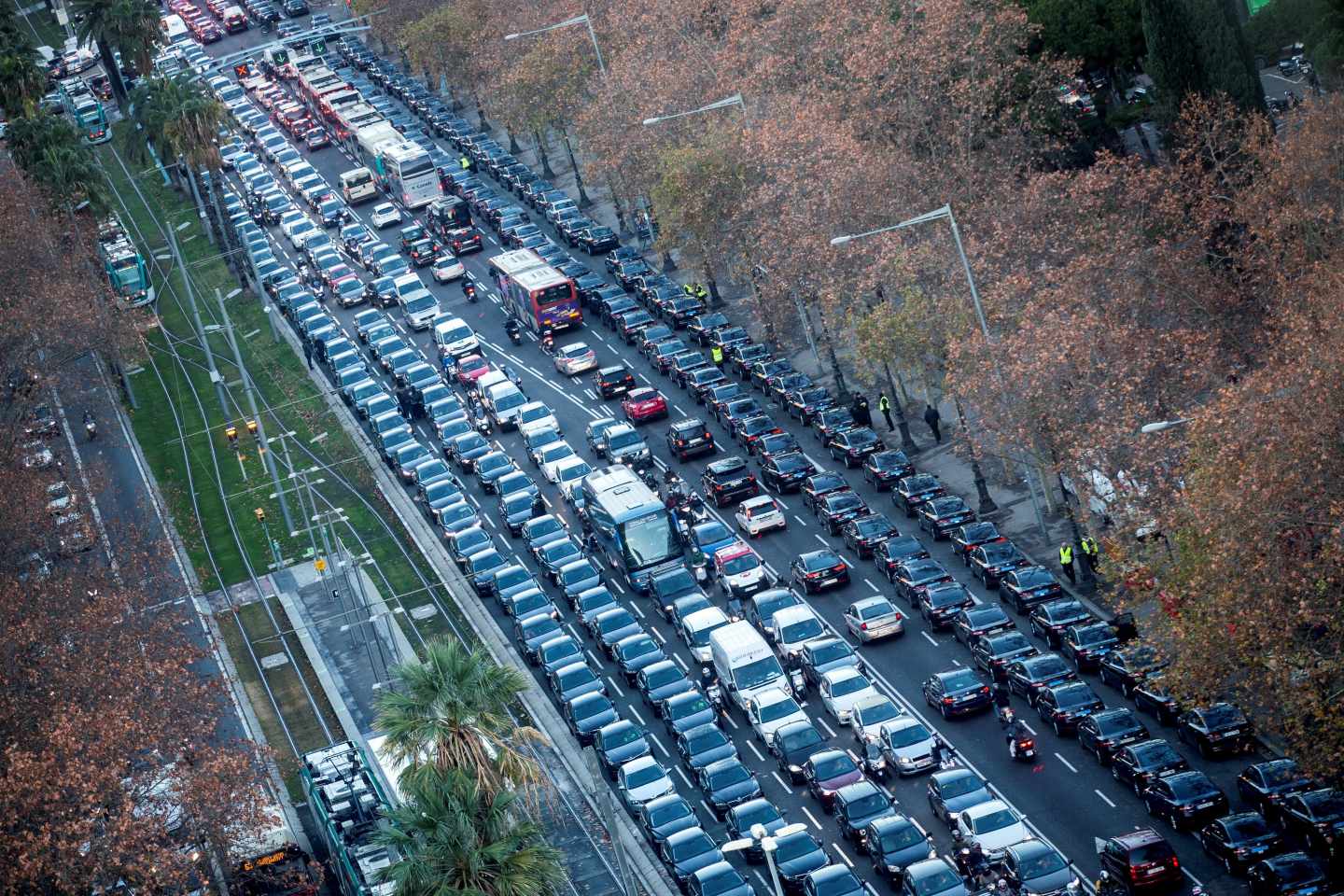 Los vehículos VTC colapsan la Diagonal de Barcelona.