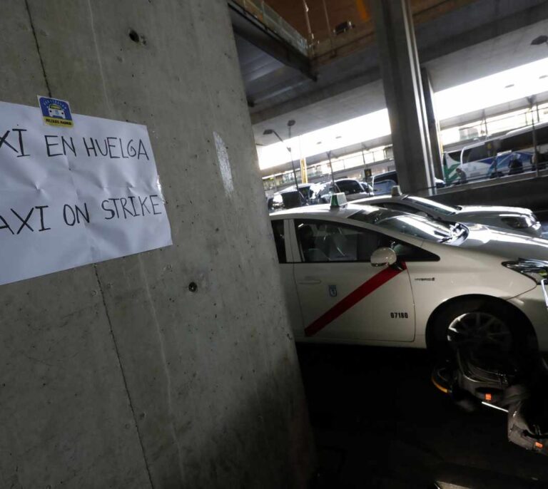 Los taxistas calientan la huelga en Madrid: "Entramos a Fitur y jodemos los stands"