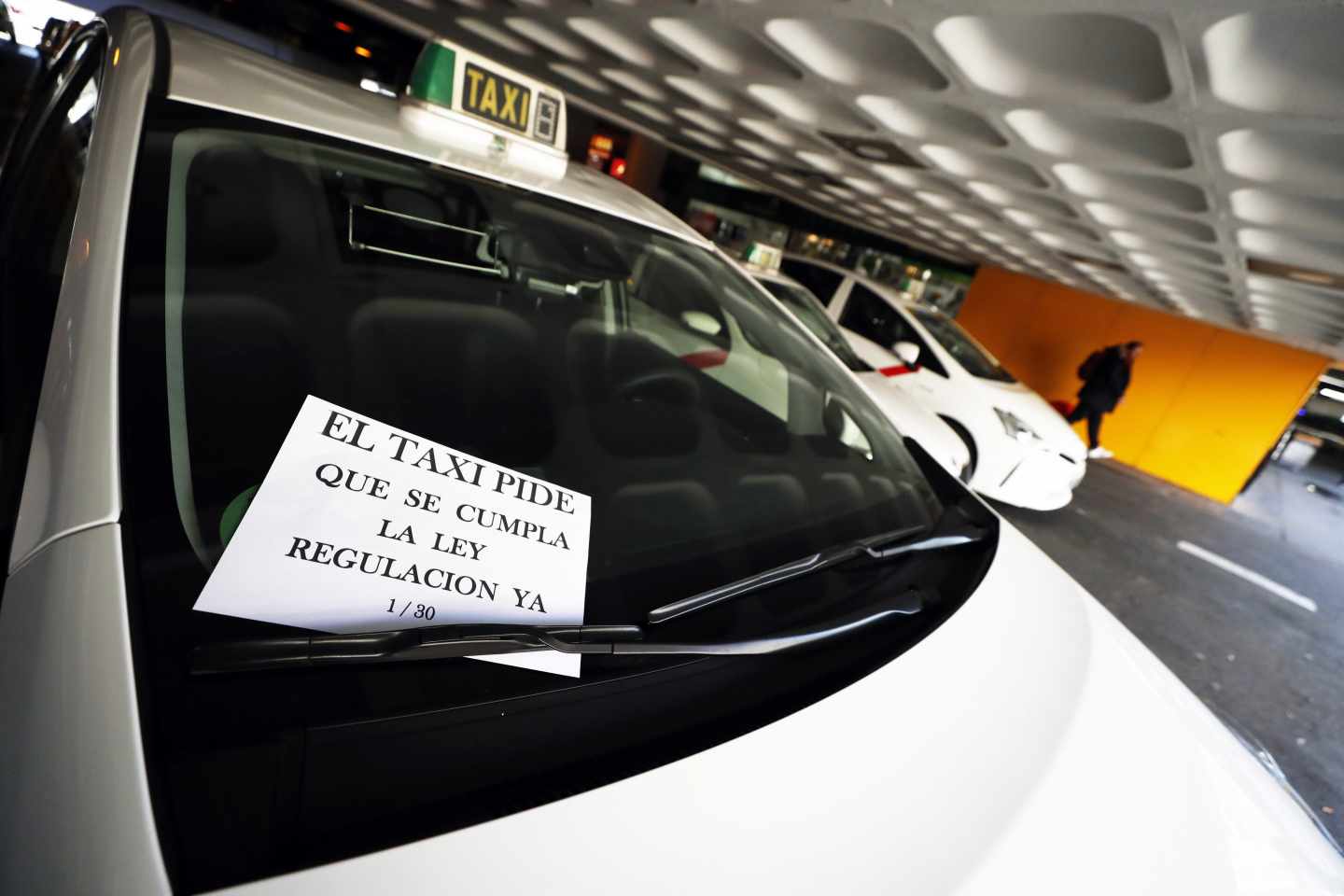 Los taxistas de Madrid se rinden y desconvocan los paros tras 16 días de huelga