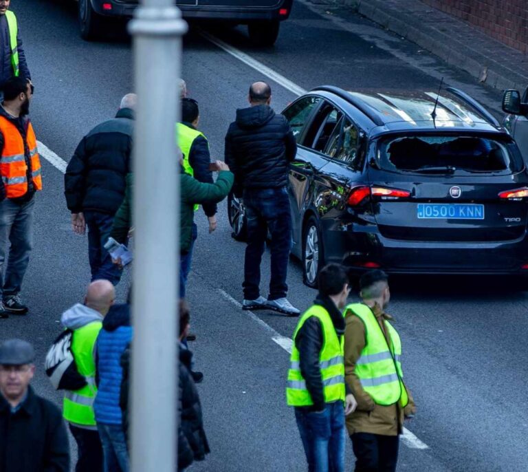 La protesta de taxistas en Barcelona se salda con destrozos en 80 vehículos VTC