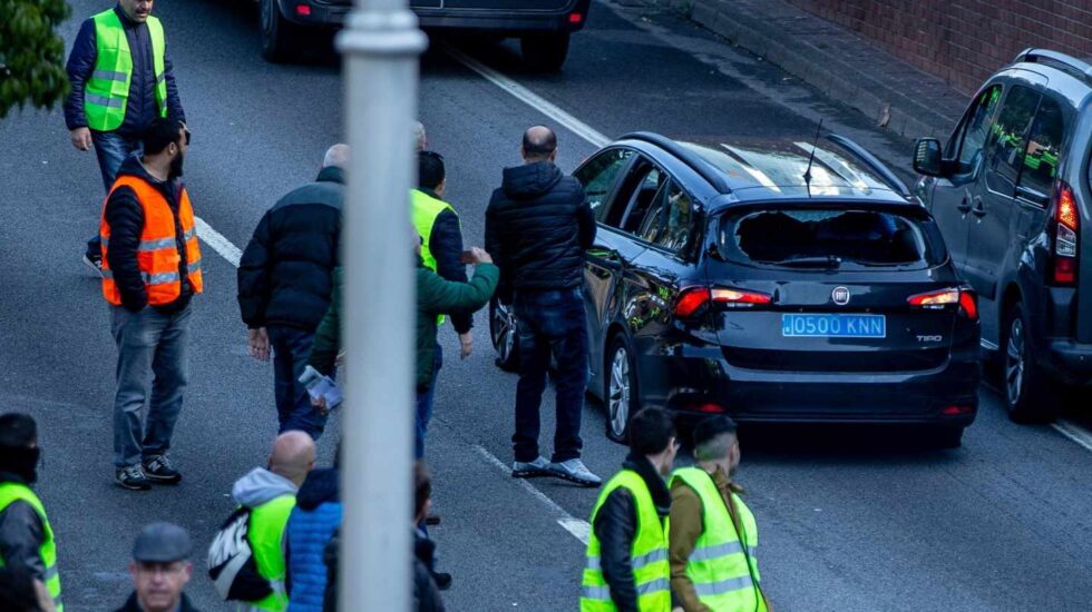 80 vehículos VTC destrozados durante la huelga de taxis en Barcelona.