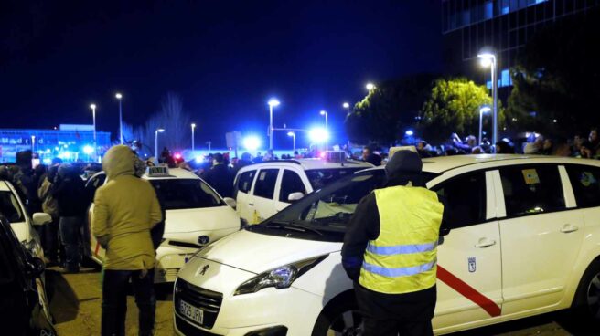 Los taxistas de Madrid mantienen el paro y vuelven a cortar la M-40