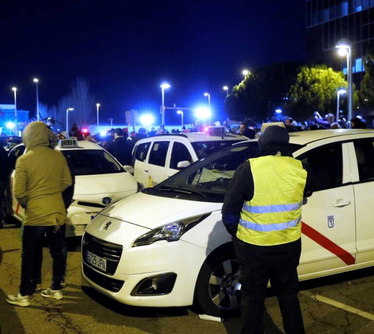 Los taxistas de Madrid mantienen el paro y vuelven a cortar la M-40