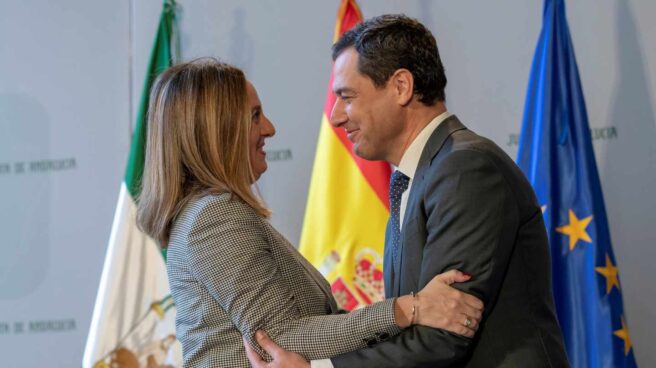 Moreno Bonilla saluda este martes a Marifrán Carazo, nueva consejera de Fomento de la Junta de Andalucía.