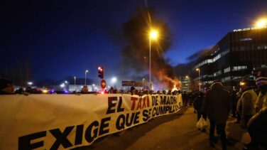 Los taxistas queman contenedores a la entrada de Ifema para impedir el paso a Fitur