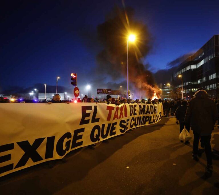 Los taxistas queman contenedores a la entrada de Ifema para impedir el paso a Fitur