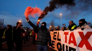 Los taxistas de Madrid advierten de que preparan acciones "más contundentes"