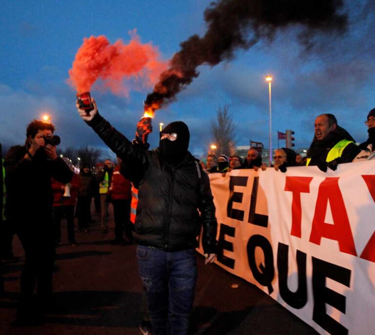 Los taxistas de Madrid advierten de que preparan acciones "más contundentes"