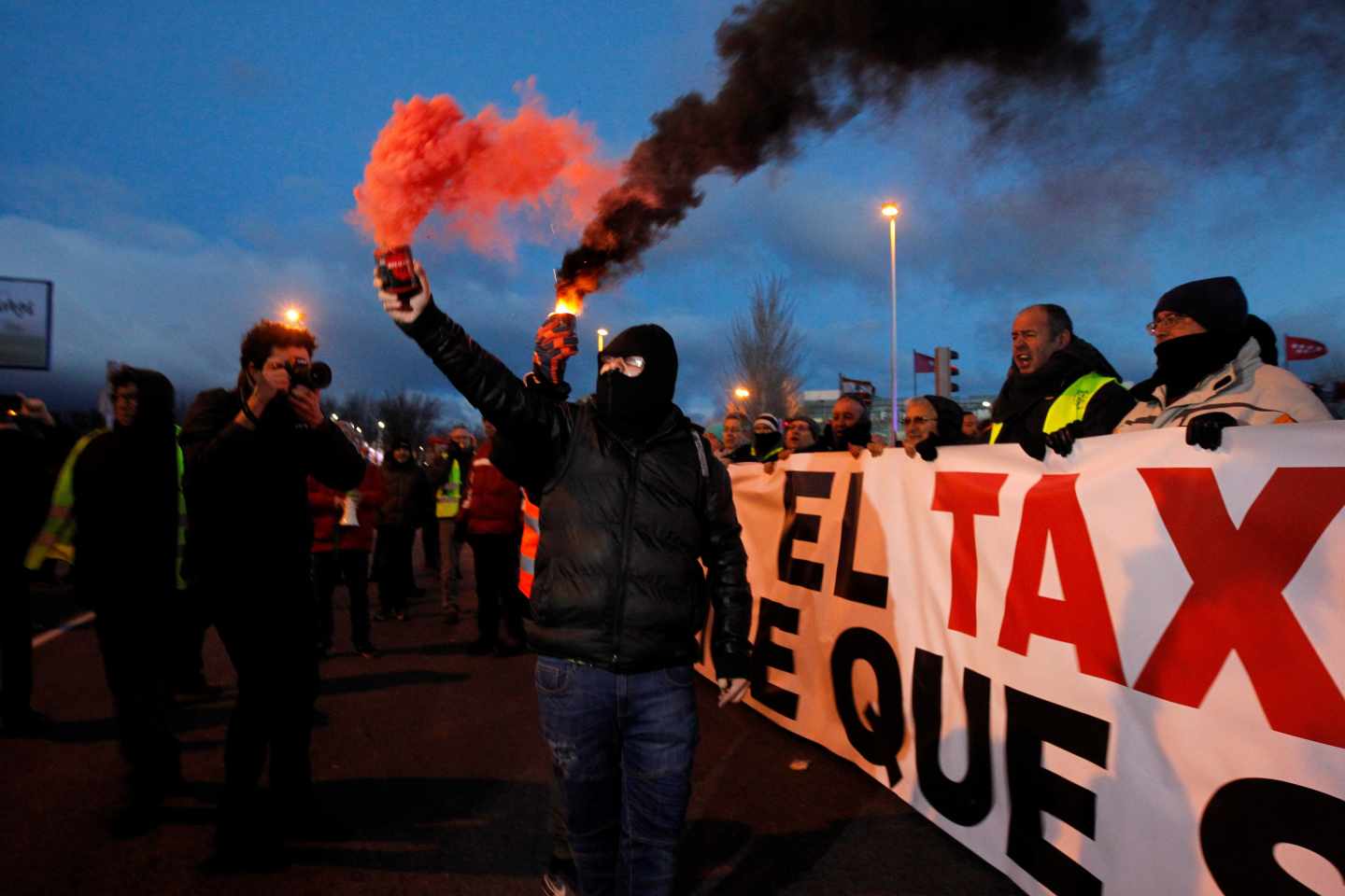 Los taxistas de Madrid advierten de que preparan acciones "más contundentes"
