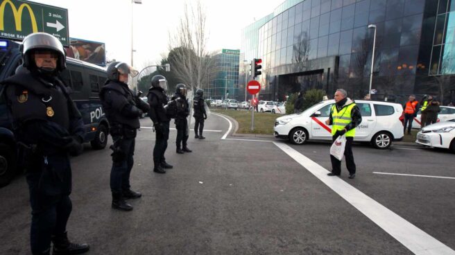 Los taxistas de Madrid no se arredran y acuerdan seguir con la huelga indefinida