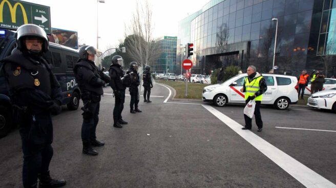 Un policía, trasladado al hospital tras recibir un puñetazo de un taxista en Fitur