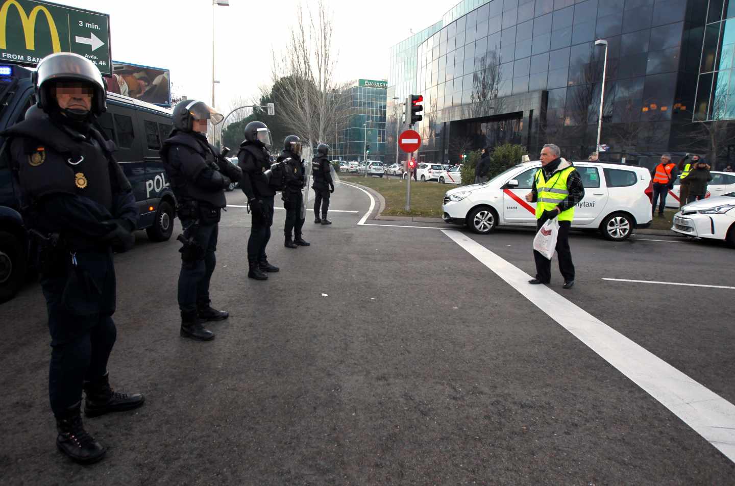 Un policía, trasladado al hospital tras recibir un puñetazo de un taxista en Fitur