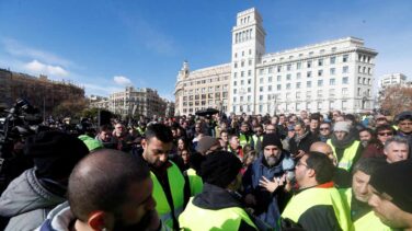 Los taxistas madrileños anuncian un encadenamiento mañana y huelgas de hambre