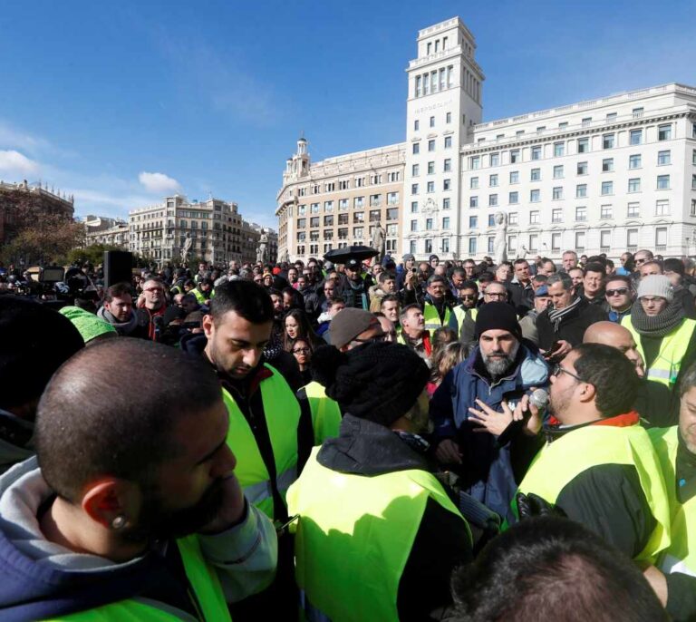 Los taxistas madrileños anuncian un encadenamiento mañana y huelgas de hambre