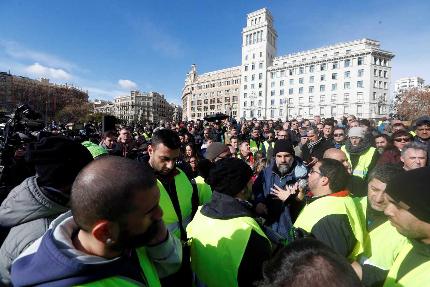 Los taxistas madrileños anuncian un encadenamiento mañana y huelgas de hambre