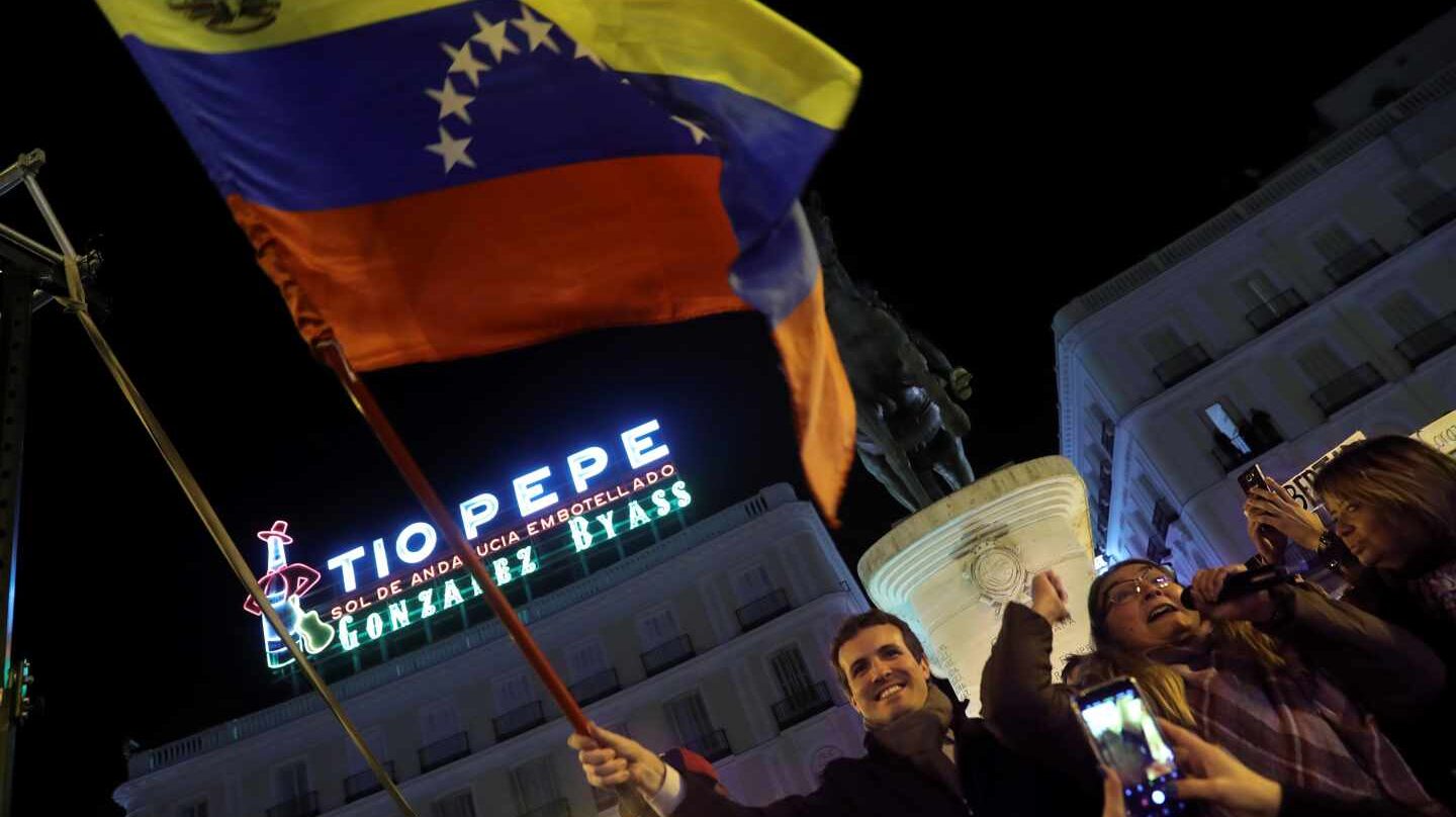 Pablo Casado apoya a los venezolanos en la Puerta del Sol.