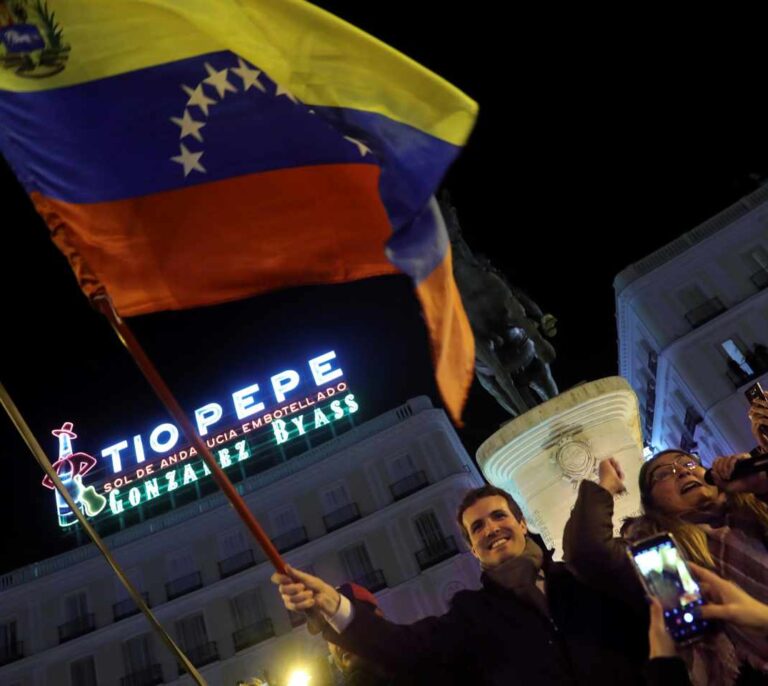 Iglesias habla de "golpe de Estado" mientras Casado y Aguado respaldan a Guaidó en Sol