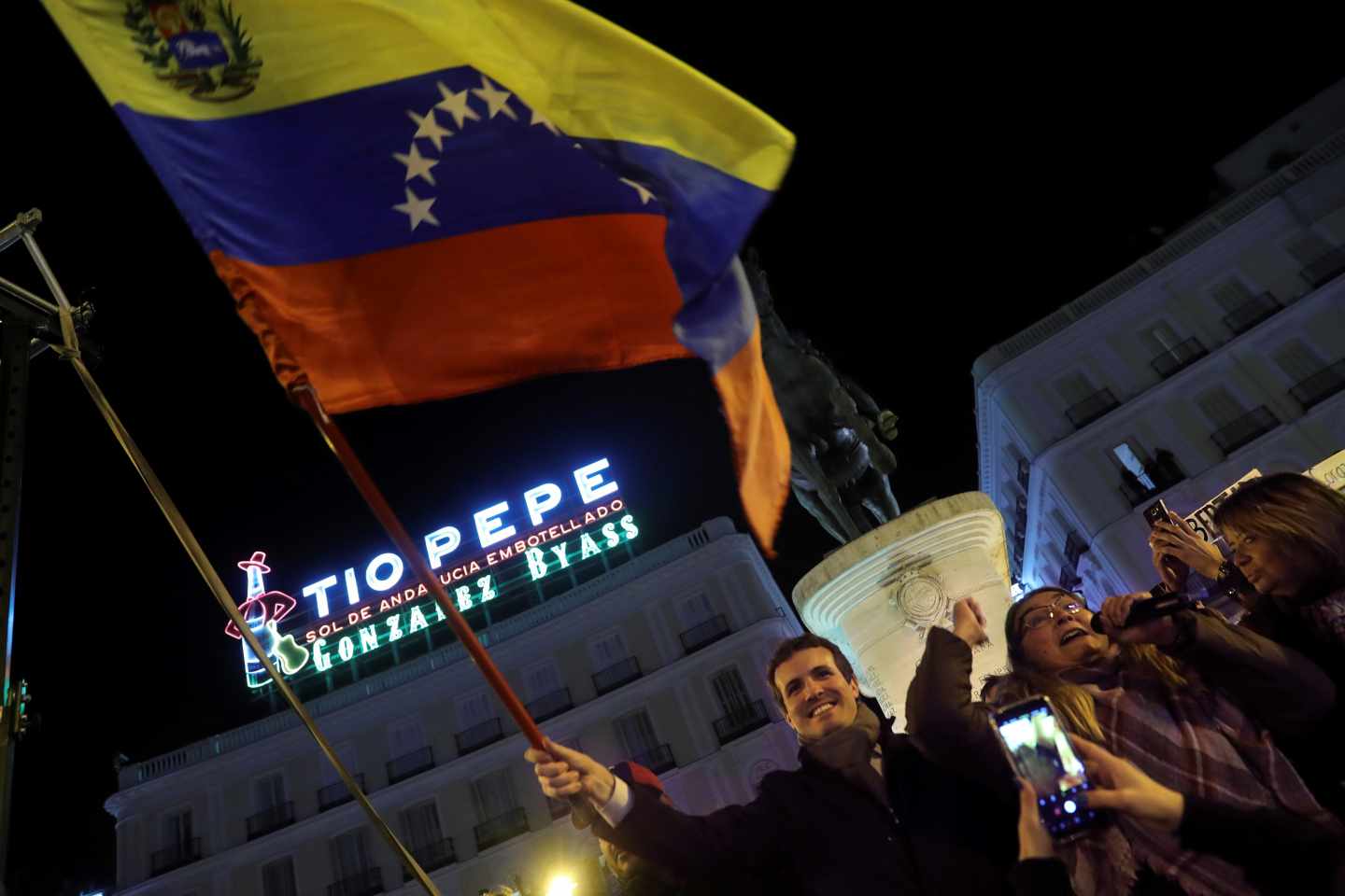 Pablo Casado apoya a los venezolanos en la Puerta del Sol.