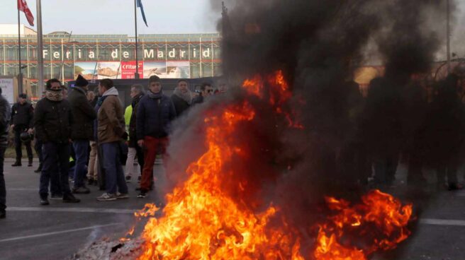 Los taxistas vuelven a cortar la M-40 a la altura de IFEMA en la cuarta jornada de protestas