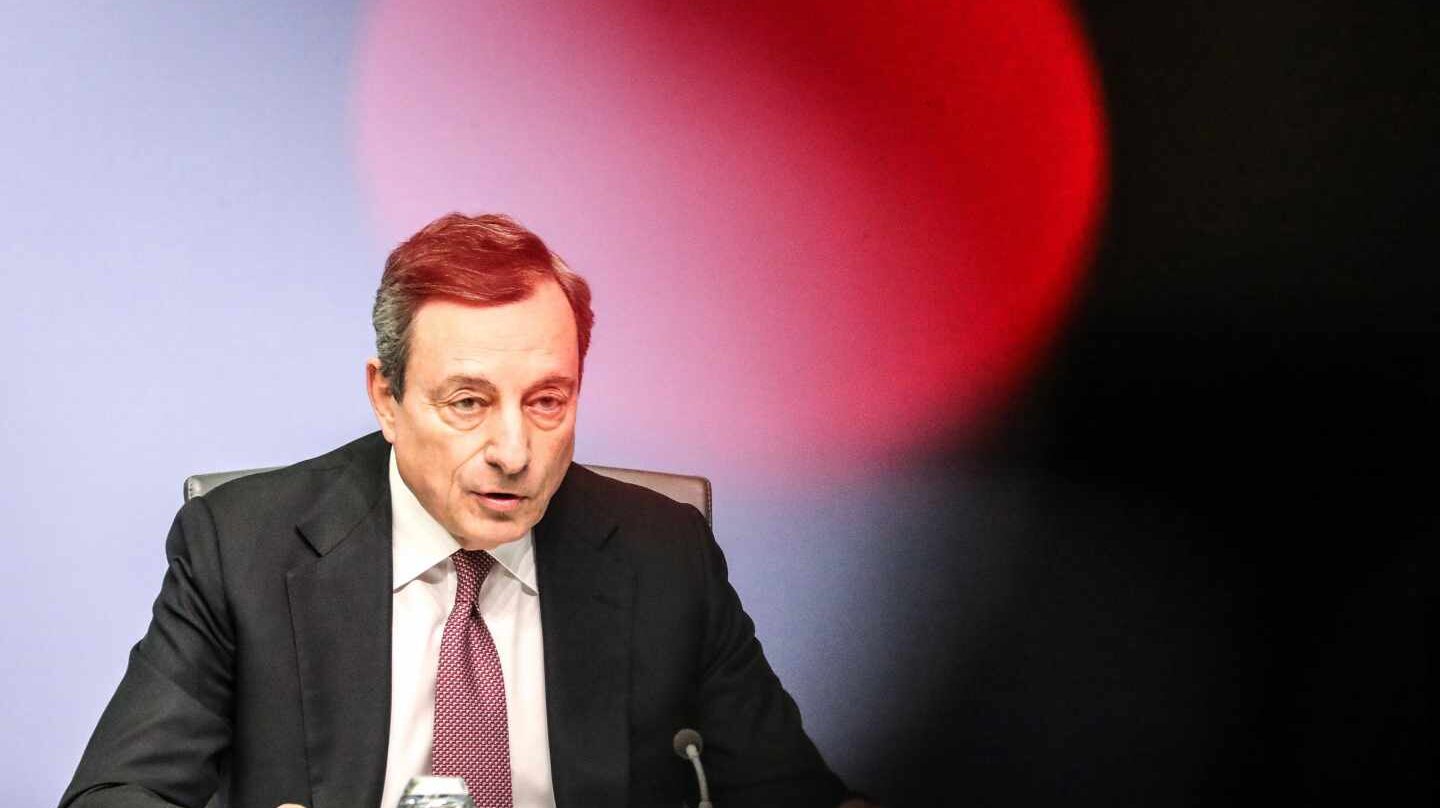 Draghi reconoce que Europa se frena y aleja la subida de los tipos de interés.
