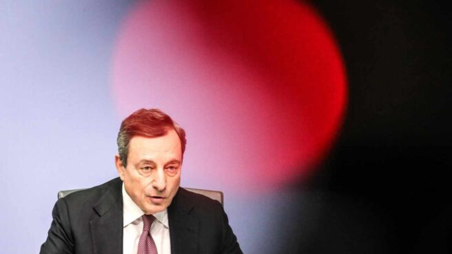 Draghi reconoce que Europa se frena y aleja la subida de los tipos de interés.