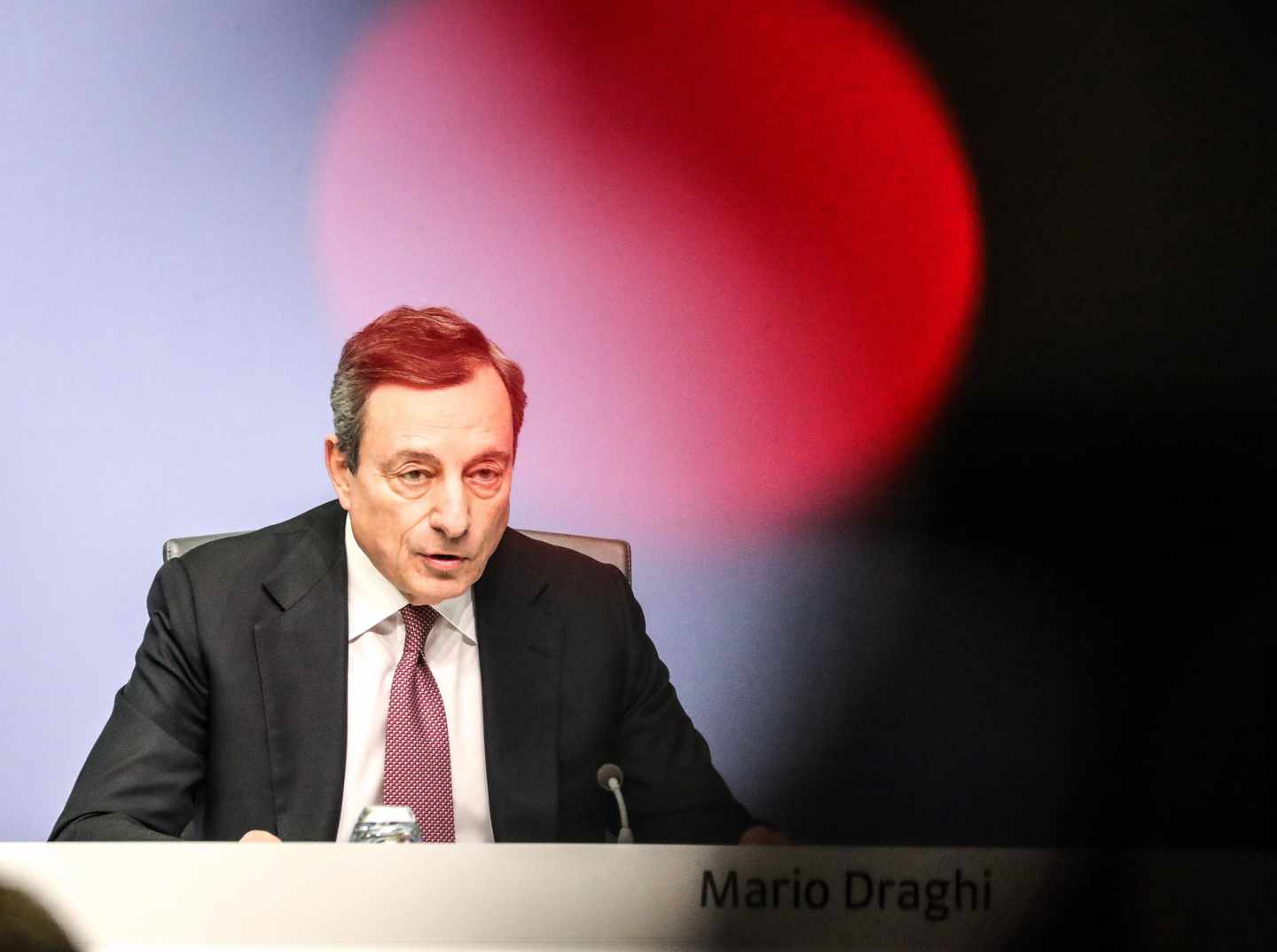 Draghi reconoce que Europa se frena y aleja la subida de los tipos de interés.