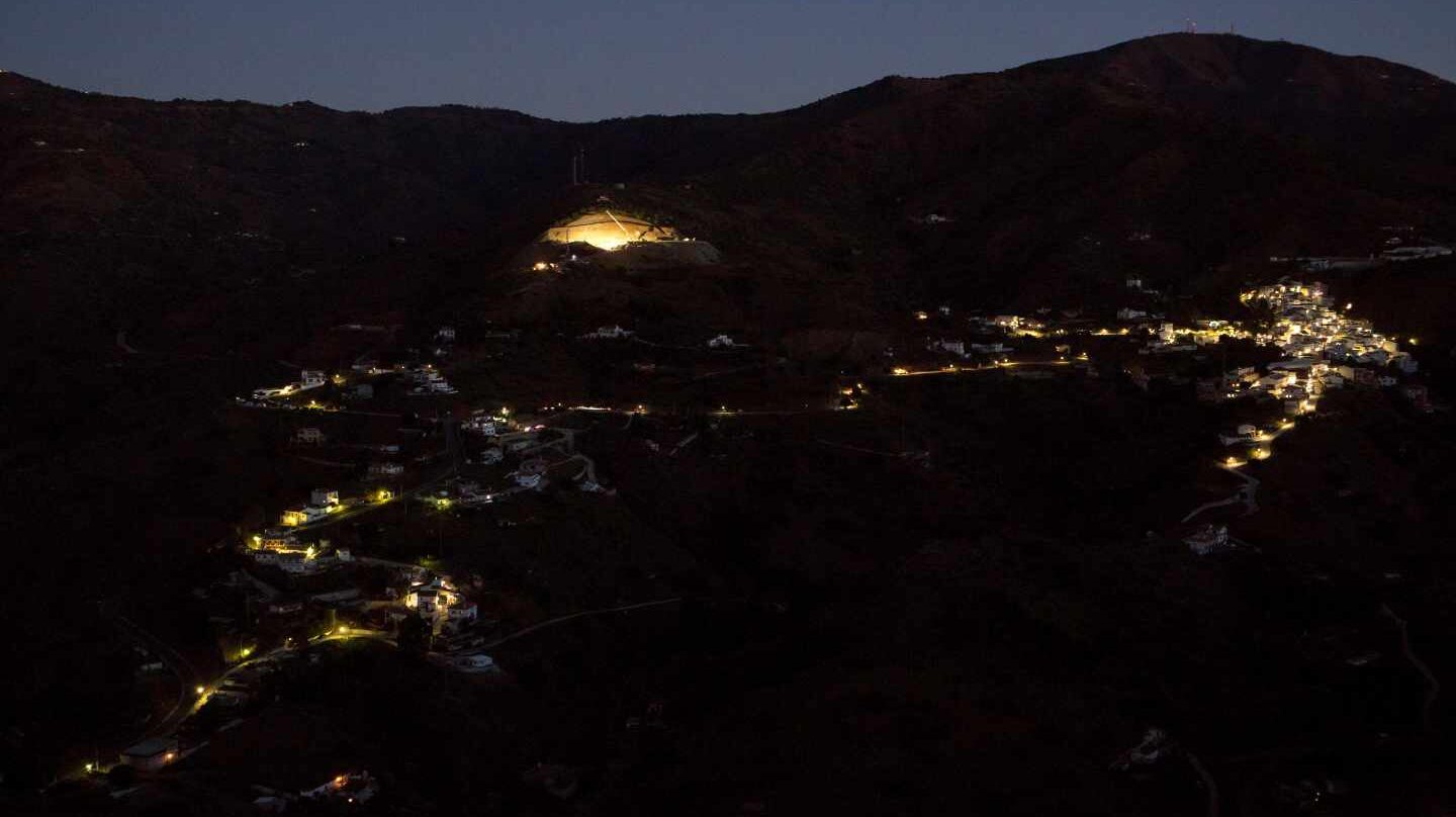 Fotografía del pueblo de Totalán antes de amanecer.