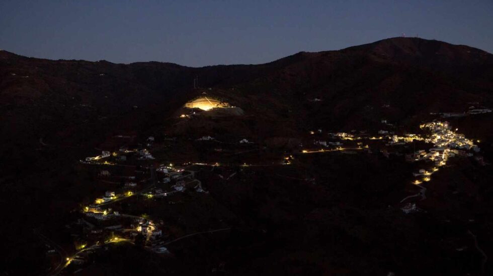 Fotografía del pueblo de Totalán antes de amanecer.