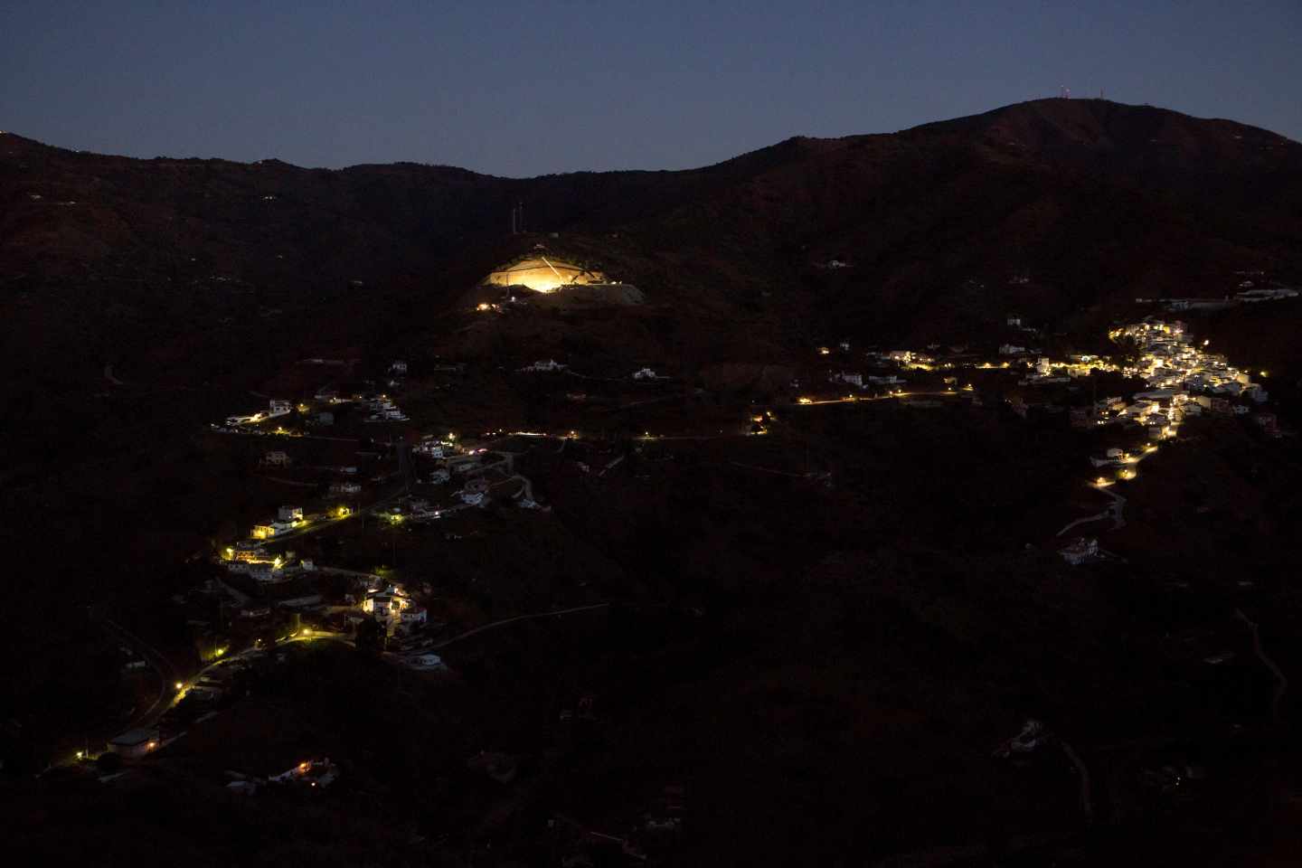 Fotografía del pueblo de Totalán antes de amanecer.