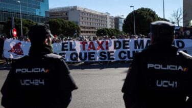 Los taxistas bloquean carriles de la Castellana en su séptimo día de huelga