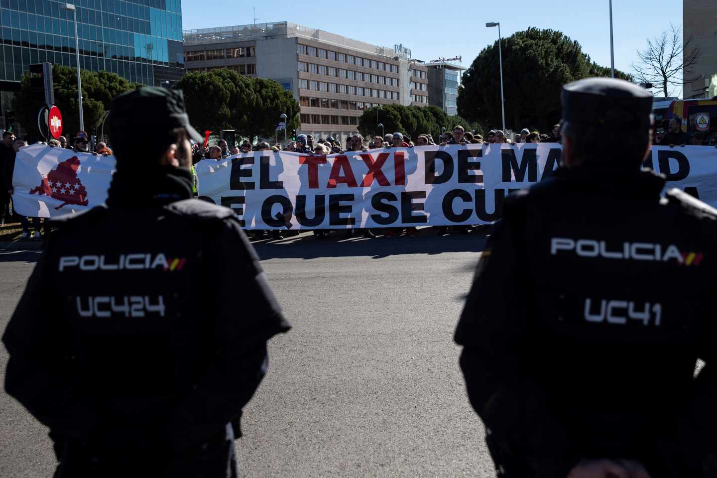 Los taxistas bloquean carriles de la Castellana en su séptimo día de huelga