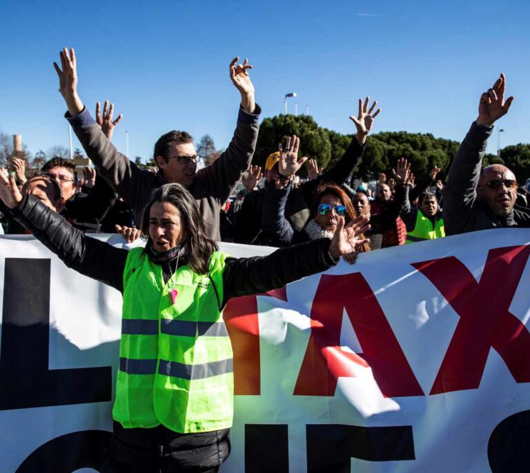 El taxi de Madrid rechaza la propuesta de Carmena y Garrido y mantiene la huelga
