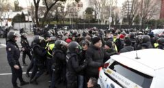 La Policía desaloja a todos los taxis de La Castellana entre tensión y forcejeos