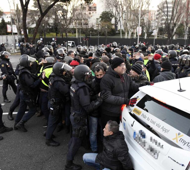 La Policía desaloja a todos los taxis de La Castellana entre tensión y forcejeos