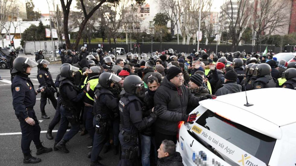 Antidisturbios desalojando a taxistas en la Castellana.