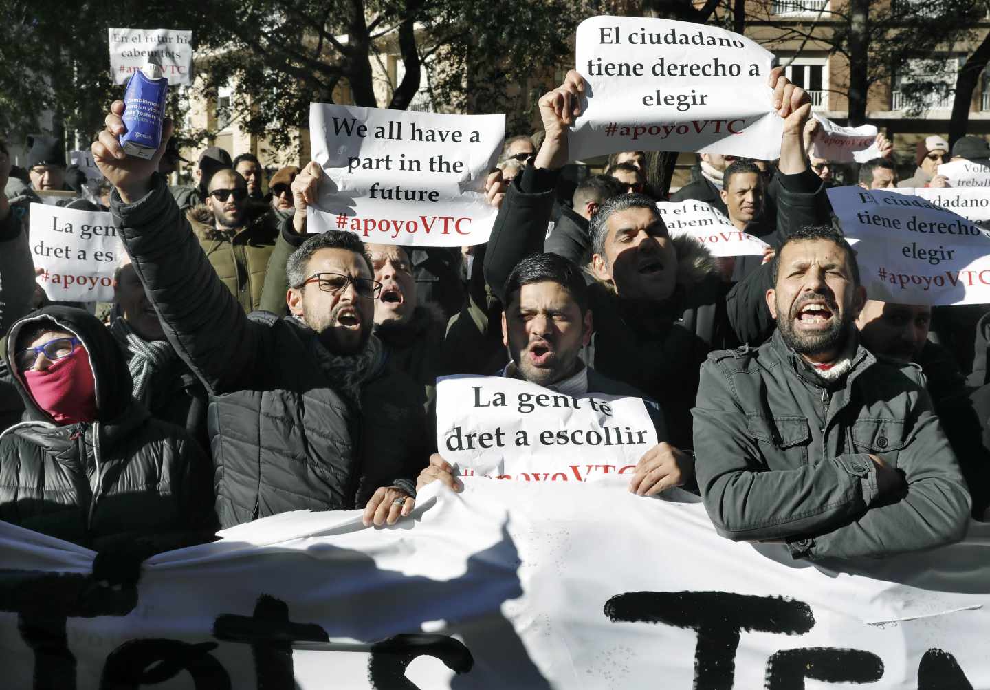 Trabajadores de vehículos de alquiler con conductor (VTC) se manifiestan en Barcelona.