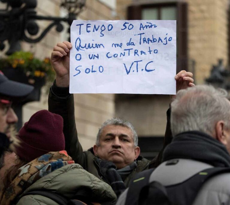 Los conductores VTC retiran sus coches de la Diagonal de Barcelona