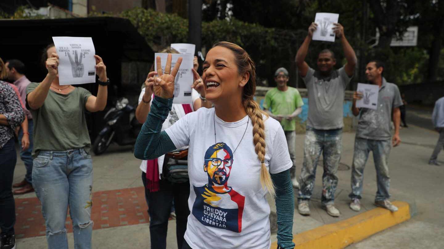 La esposa del líder opositor Leopoldo López, Lilian Tintori, se suma a un paro en Caracas.