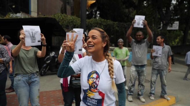 La esposa del líder opositor Leopoldo López, Lilian Tintori, se suma a un paro en Caracas.