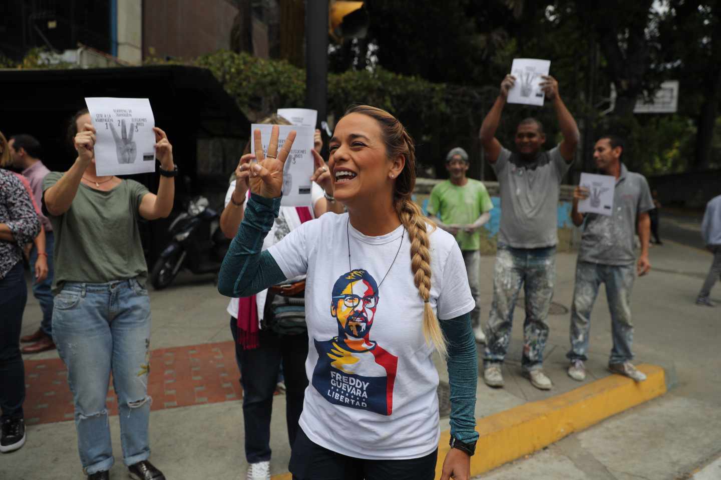 La esposa del líder opositor Leopoldo López, Lilian Tintori, se suma a un paro en Caracas.