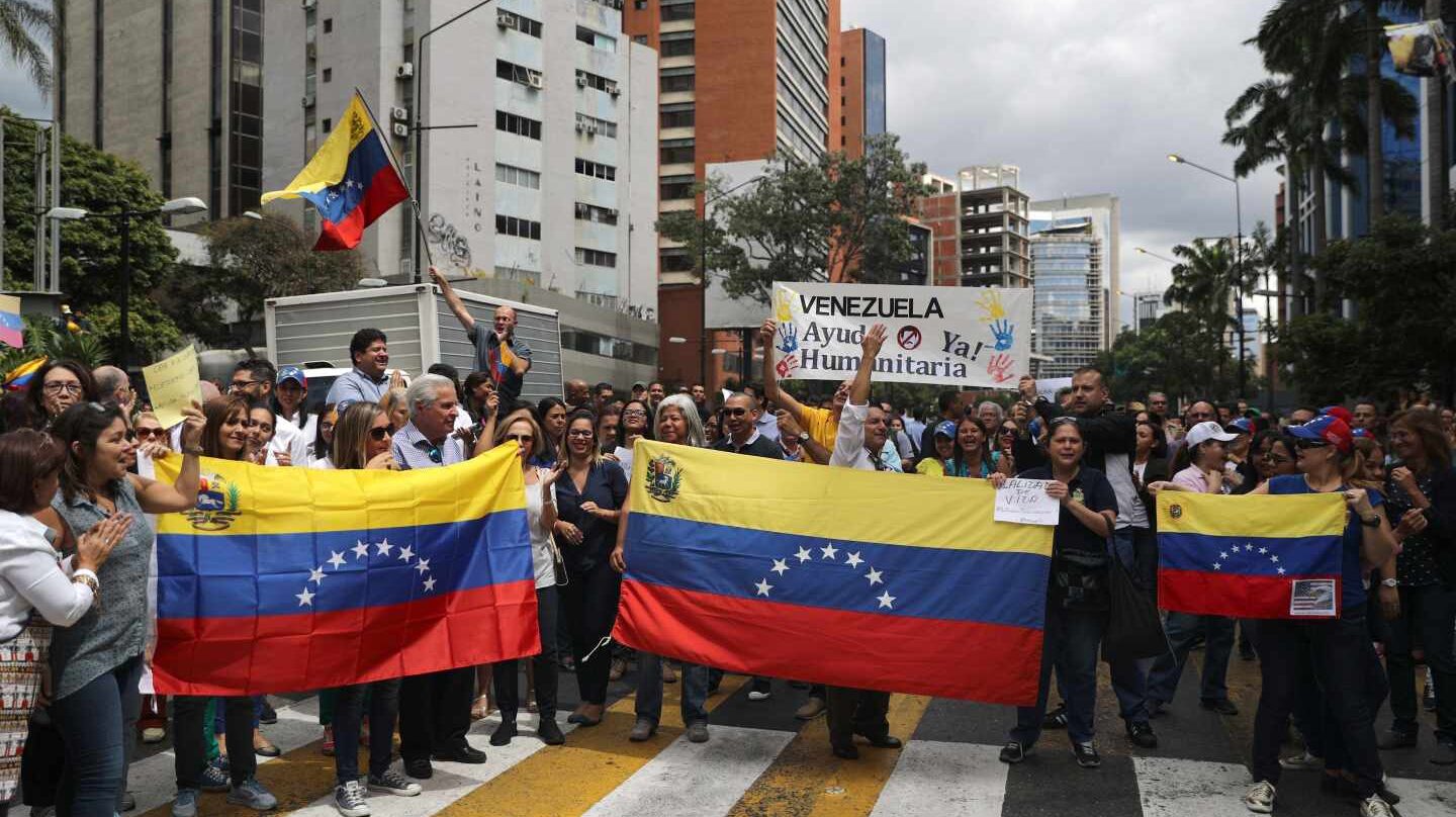 Opositores venezolanos se manifiestan en Caracas.