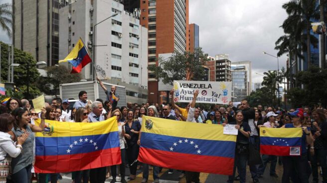 Opositores venezolanos se manifiestan en Caracas.