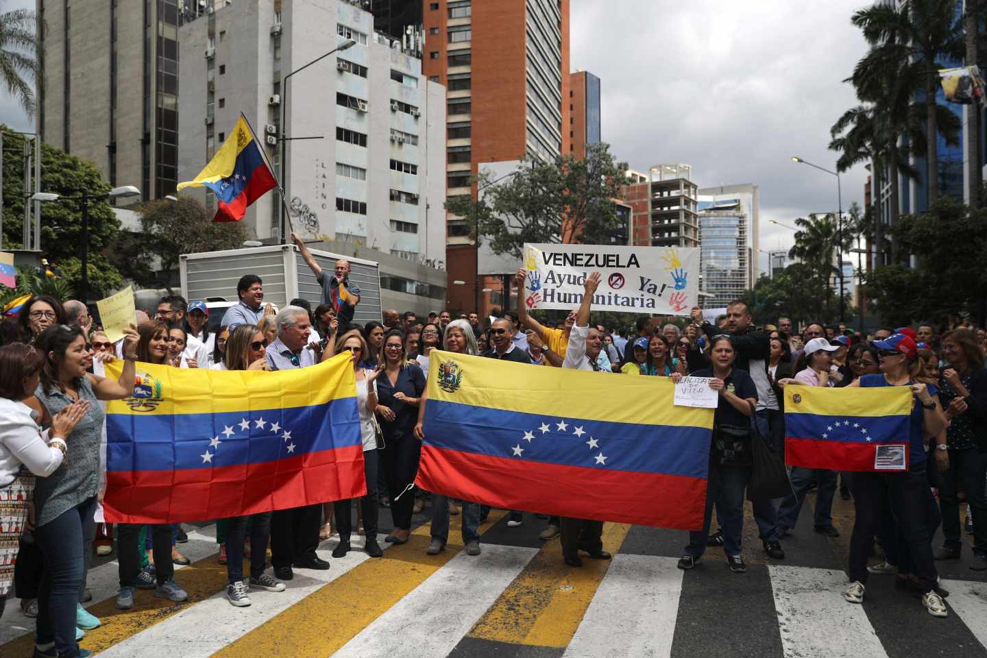 Opositores venezolanos se manifiestan en Caracas.