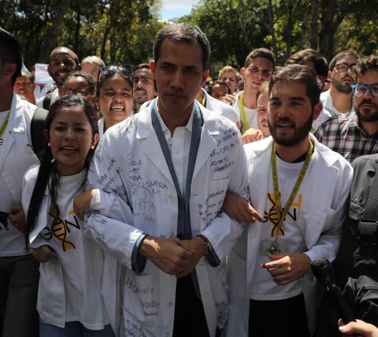 Guaidó, en la protesta: "Soldados, no disparen en contra de su pueblo"