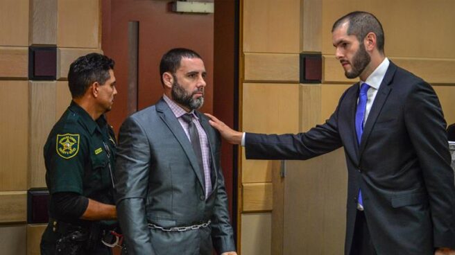 Pablo Ibar, junto a su abogado, después de conocer el veredicto de culpabilidad.