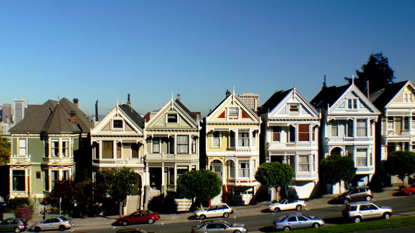 Una de las ubicaciones más fotografiadas de San Francisco: una fila de casas victorianas en las calles de Hayes y Steiner.